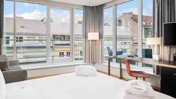 Deluxe Terrace | Hypo-allergenic bedding, in-room safe, desk, laptop workspace