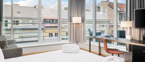 Deluxe Terrace | Allergitestade sängkläder, värdeförvaringsskåp på rummet och skrivbord