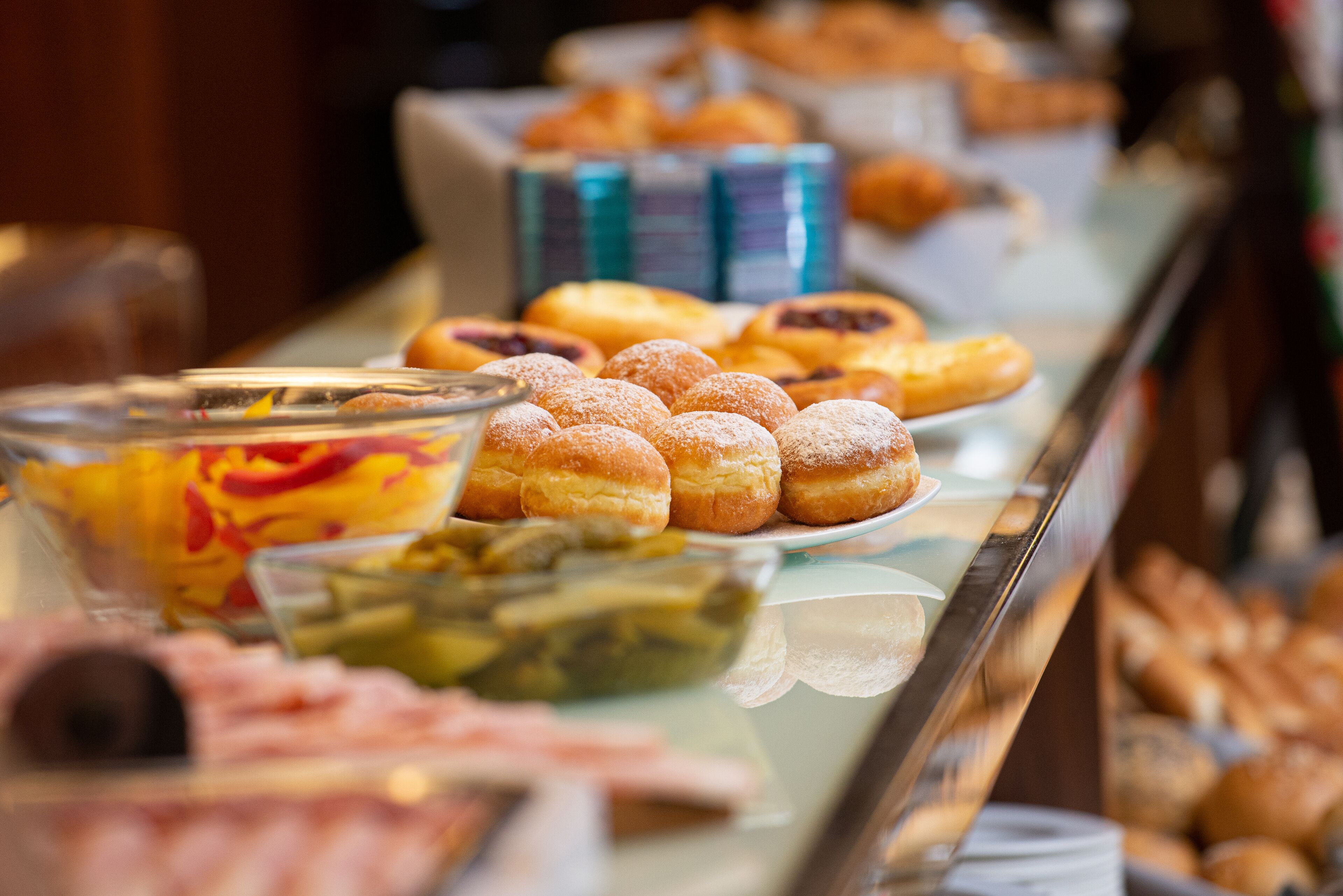 Um buffet com diversos doces e pratos.