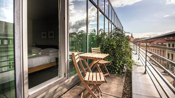 Classic Balcony | Hypo-allergenic bedding, in-room safe, desk, laptop workspace