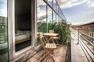 Classic Balcony | Hypo-allergenic bedding, in-room safe, desk, laptop workspace