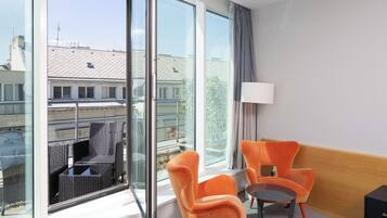 Deluxe Terrace | Hypo-allergenic bedding, in-room safe, desk, laptop workspace