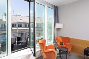 Deluxe Terrace | Allergiatestatut vuodevaatteet, tallelokero huoneessa, työpöytä