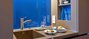 Hypo-allergenic bedding, in-room safe, desk, blackout curtains