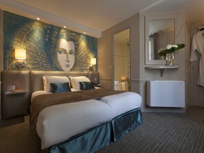 Minibar, in-room safe, desk, soundproofing - Hotel Le Clos Medicis (Paris)