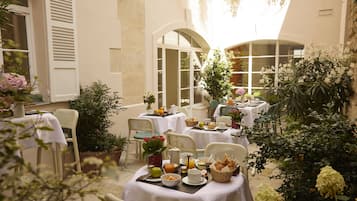 Daily buffet breakfast (EUR 17 per person)