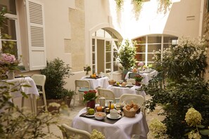 Café da manhã com buffet diário (EUR 15 por pessoa) 