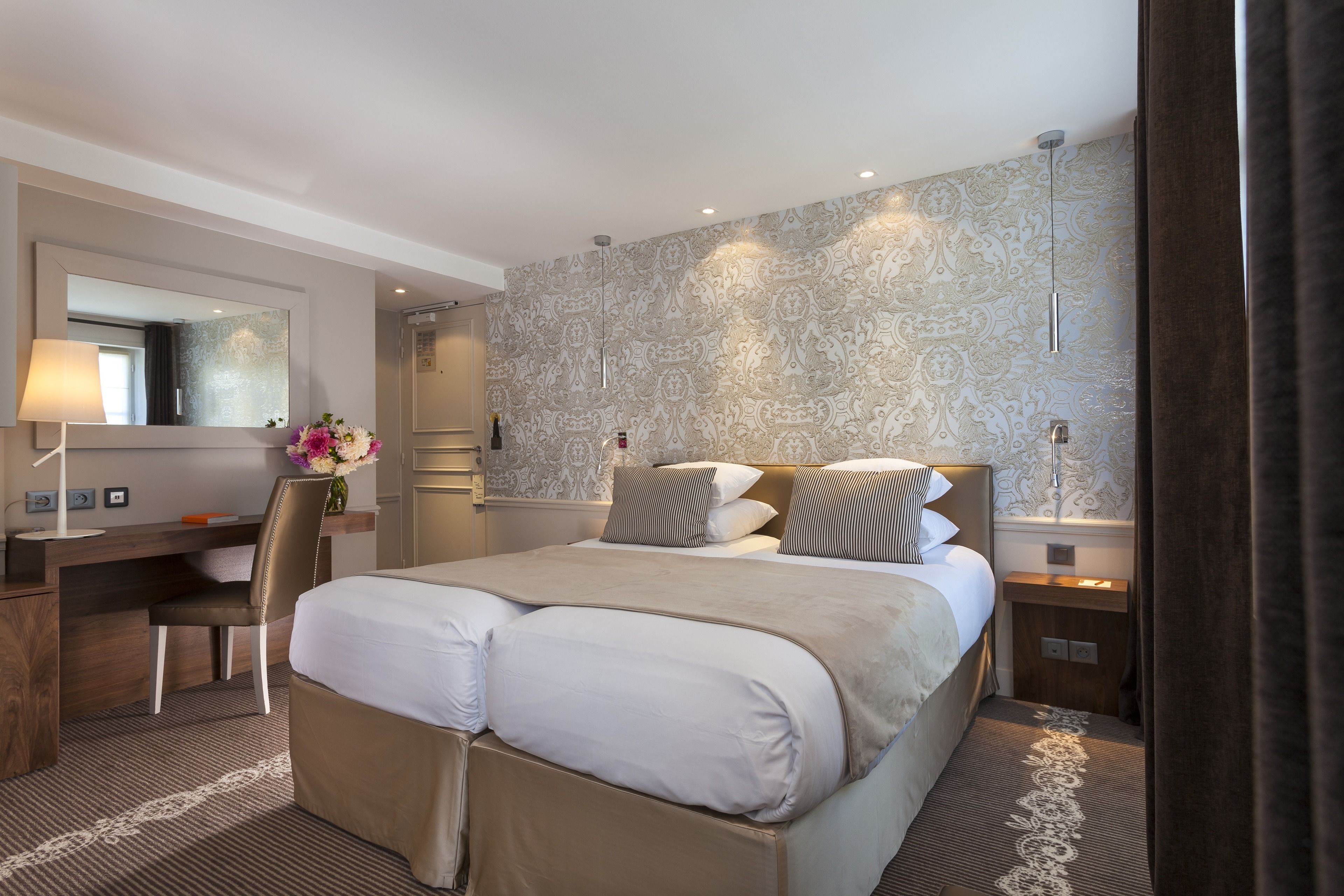 deluxe double room | minibar, in-room safe, desk, soundproofing