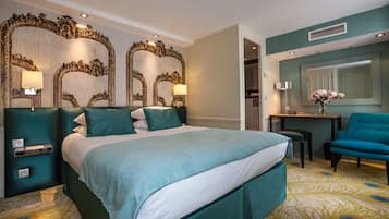 Habitación doble Deluxe | Minibar, caja de seguridad en la habitación y escritorio