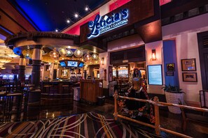 5 restaurants, breakfast, lunch, dinner served; American cuisine 