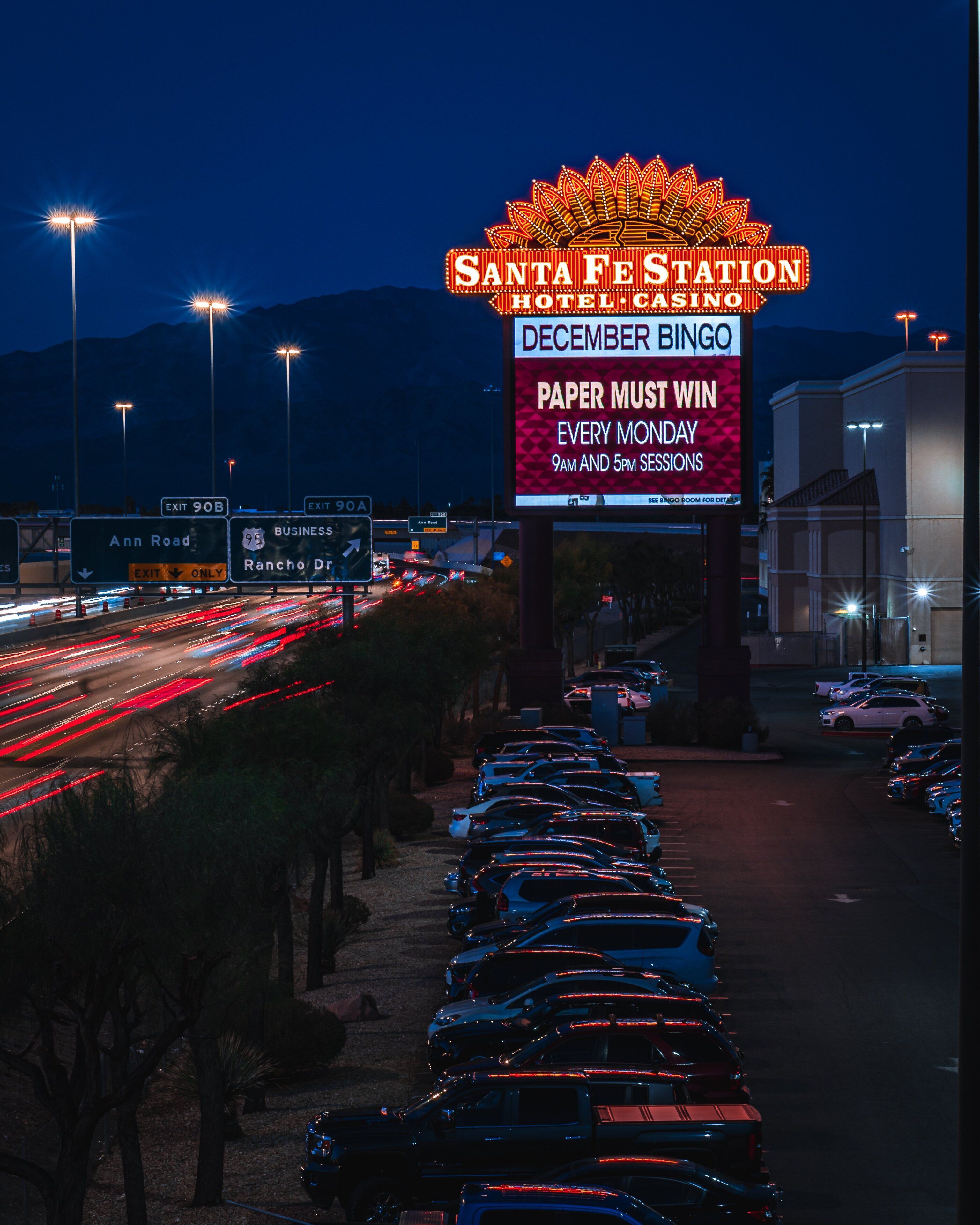 Vista nocturna del Hotel & Casino Santa Fe, con un letrero de neón anunciando el bingo de diciembre.