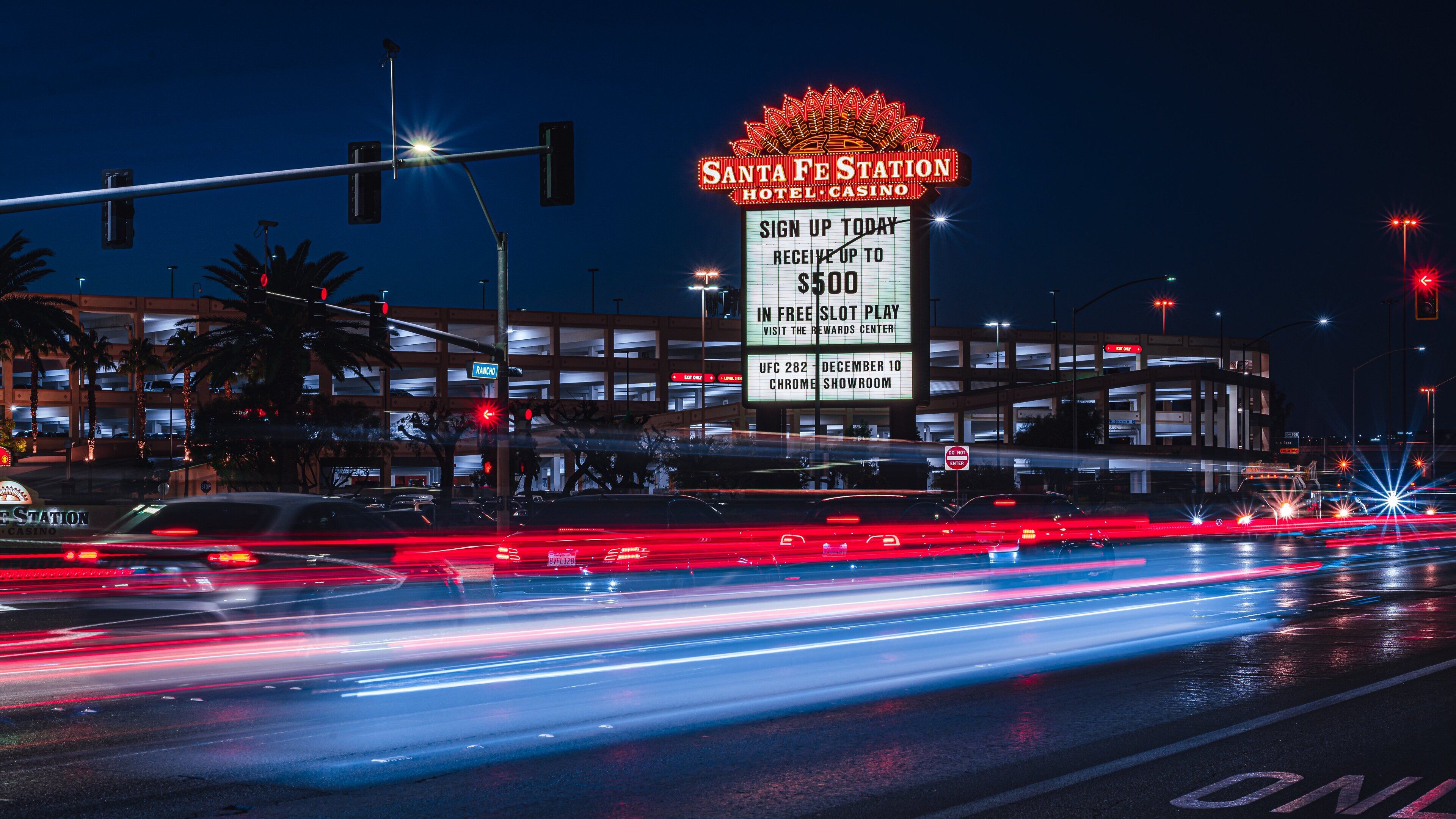 Vue nocturne de l’hôtel-casino Santa Fe Station, avec une enseigne bien visible qui fait la publicité d’un bonus de 500 $ offert aux nouveaux inscrits, leur permettant de jouer gratuitement aux machines à sous.
