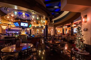 5 restaurants, breakfast, lunch, dinner served; American cuisine 