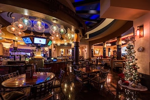 5 restaurants, breakfast, lunch, dinner served; American cuisine