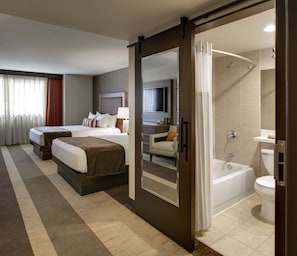 Combined shower/bathtub, free toiletries, hair dryer, towels