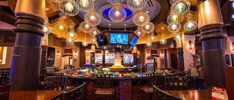 5 restaurants, breakfast, lunch, dinner served; American cuisine