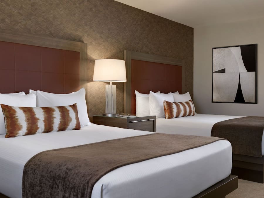 Senger med overmadrass, safe på rommet og skrivebord