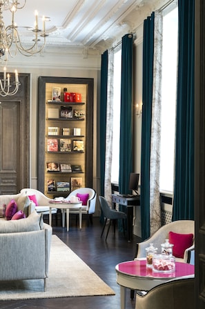 Coin salon dans le hall