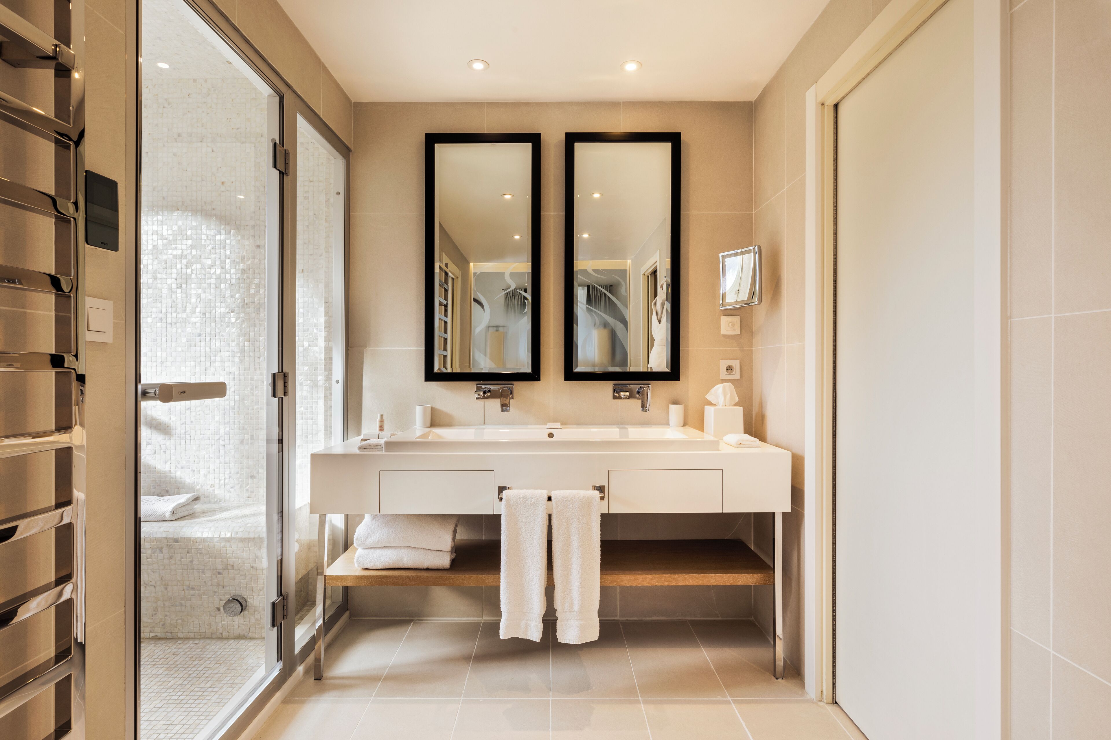 suite | 1 bedroom, premium bedding, free minibar items, in-room safe