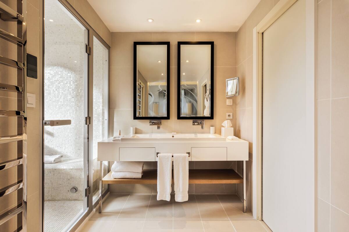 suite | 1 bedroom, premium bedding, free minibar items, in-room safe