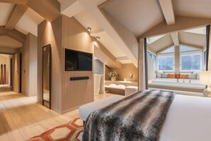 Executive Suite | 1 bedroom, premium bedding, free minibar items, in-room safe