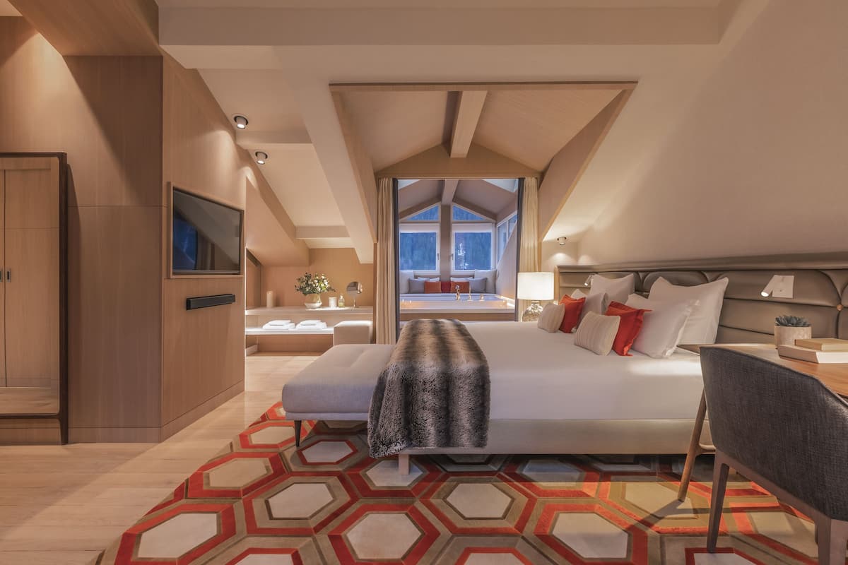 Executive Suite | 1 bedroom, premium bedding, free minibar items, in-room safe