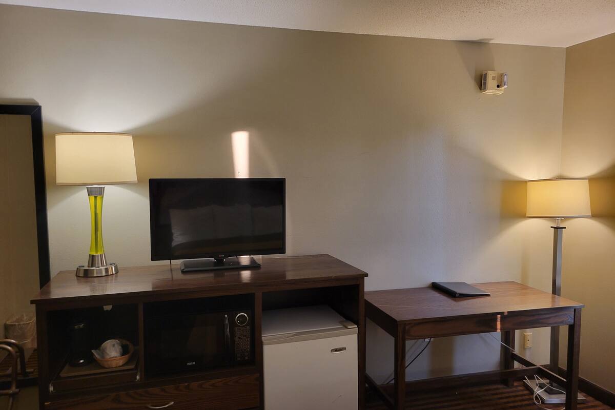 standard room, 1 queen bed | in-room safe, desk, laptop workspace, free cots/infant beds