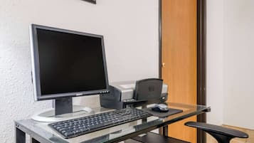 Un escriptori amb un monitor Dell, teclat i ratolí.