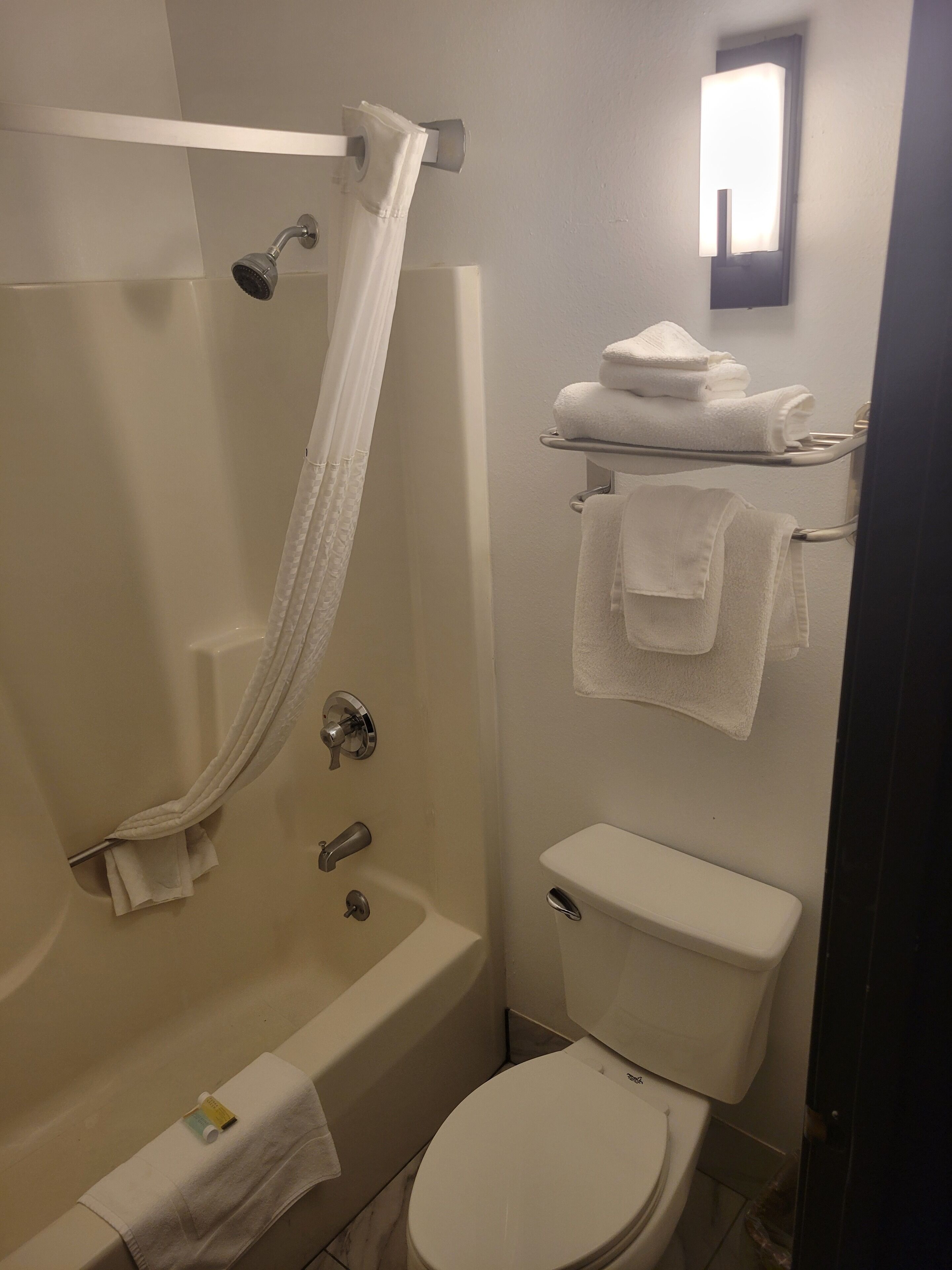 combined shower/bathtub, hair dryer, towels