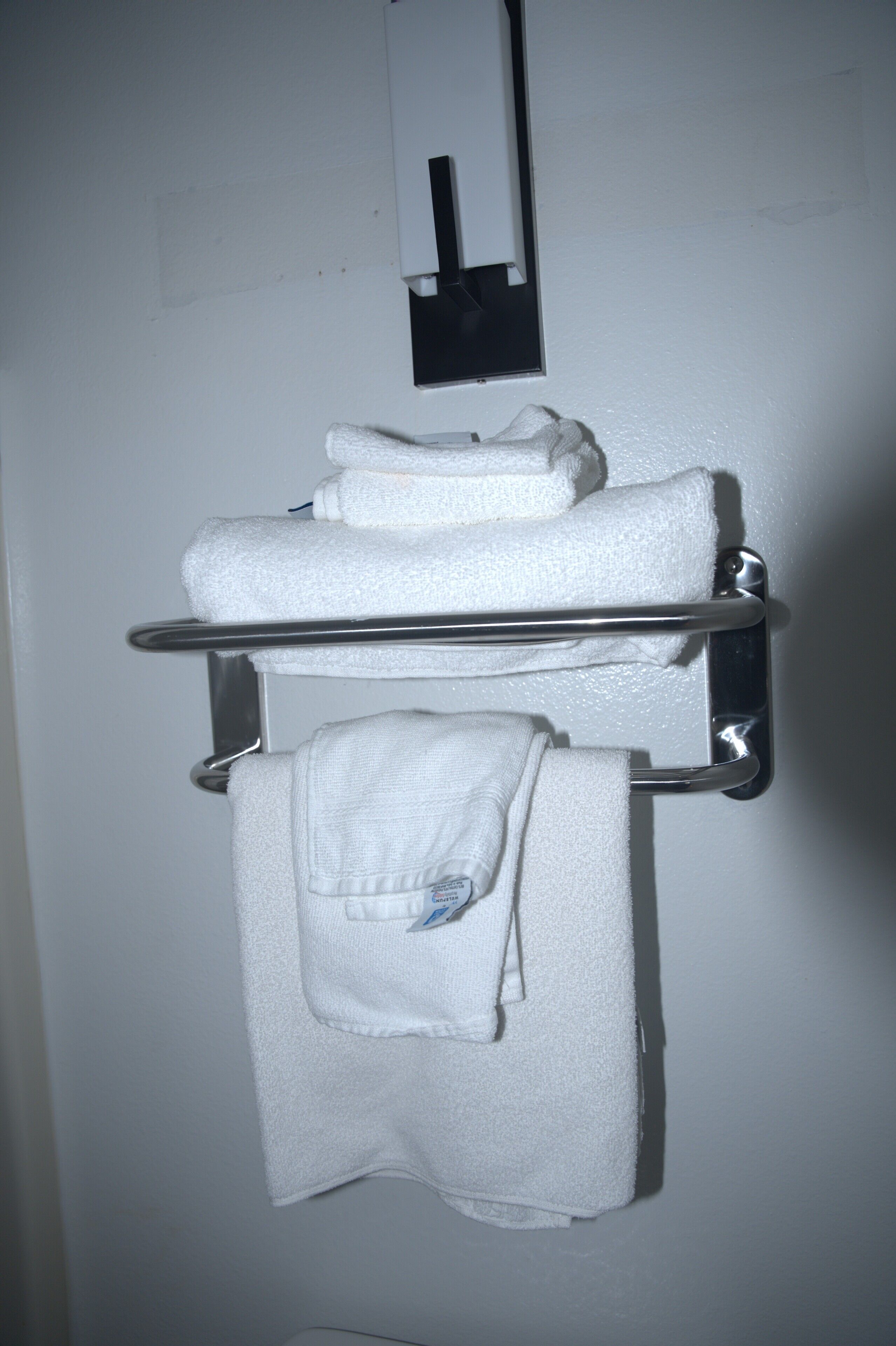 combined shower/bathtub, hair dryer, towels