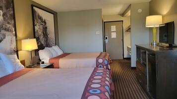 ห้องพัก, เตียงควีนไซส์ 2 เตียง | ตู้นิรภัยในห้องพัก, โต๊ะทำงาน, พื้นที่ทำงานแบบใช้แล็ปท็อป