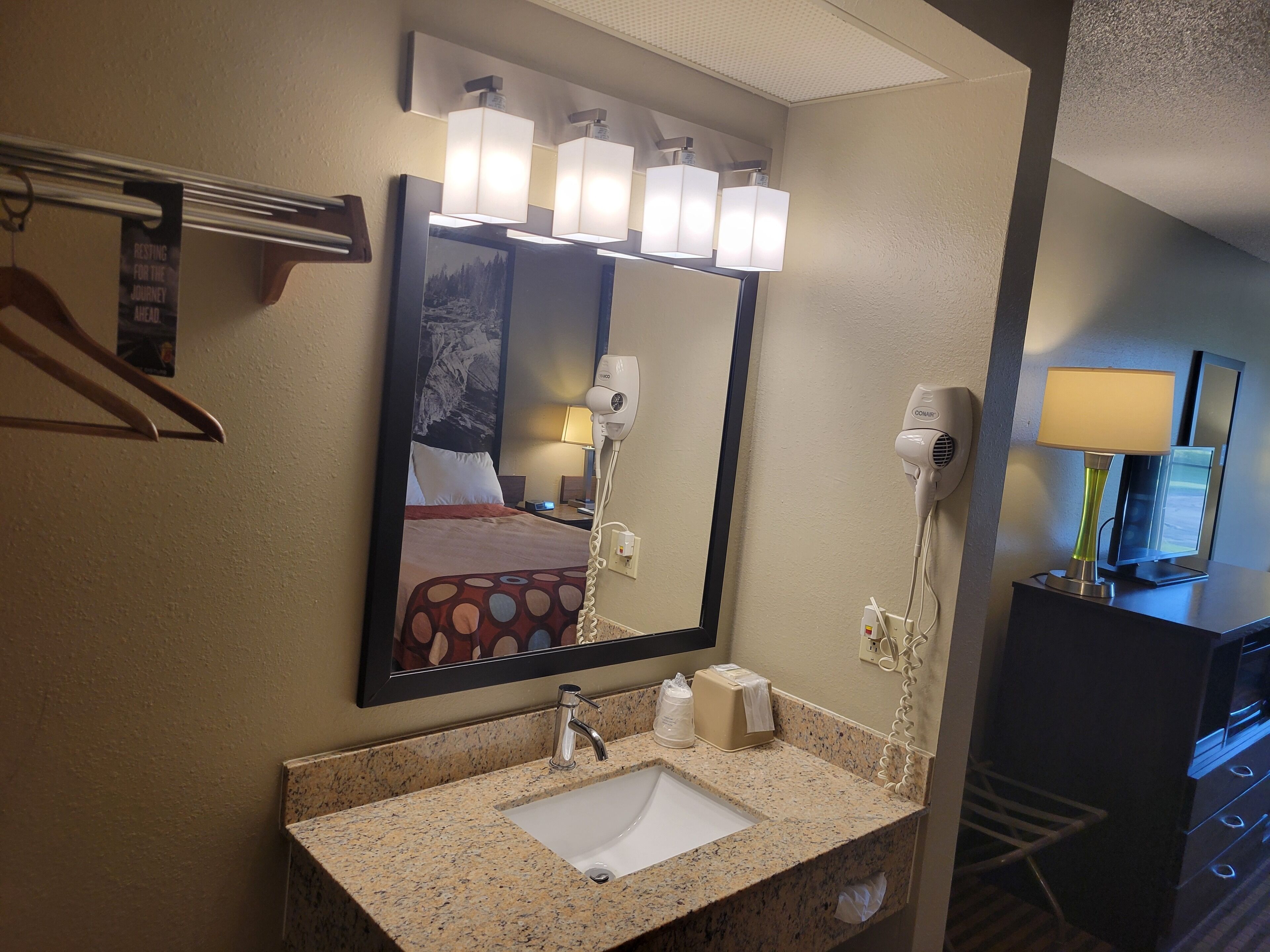 standard room, 1 king bed | bathroom | combined shower/bathtub, hair dryer, towels