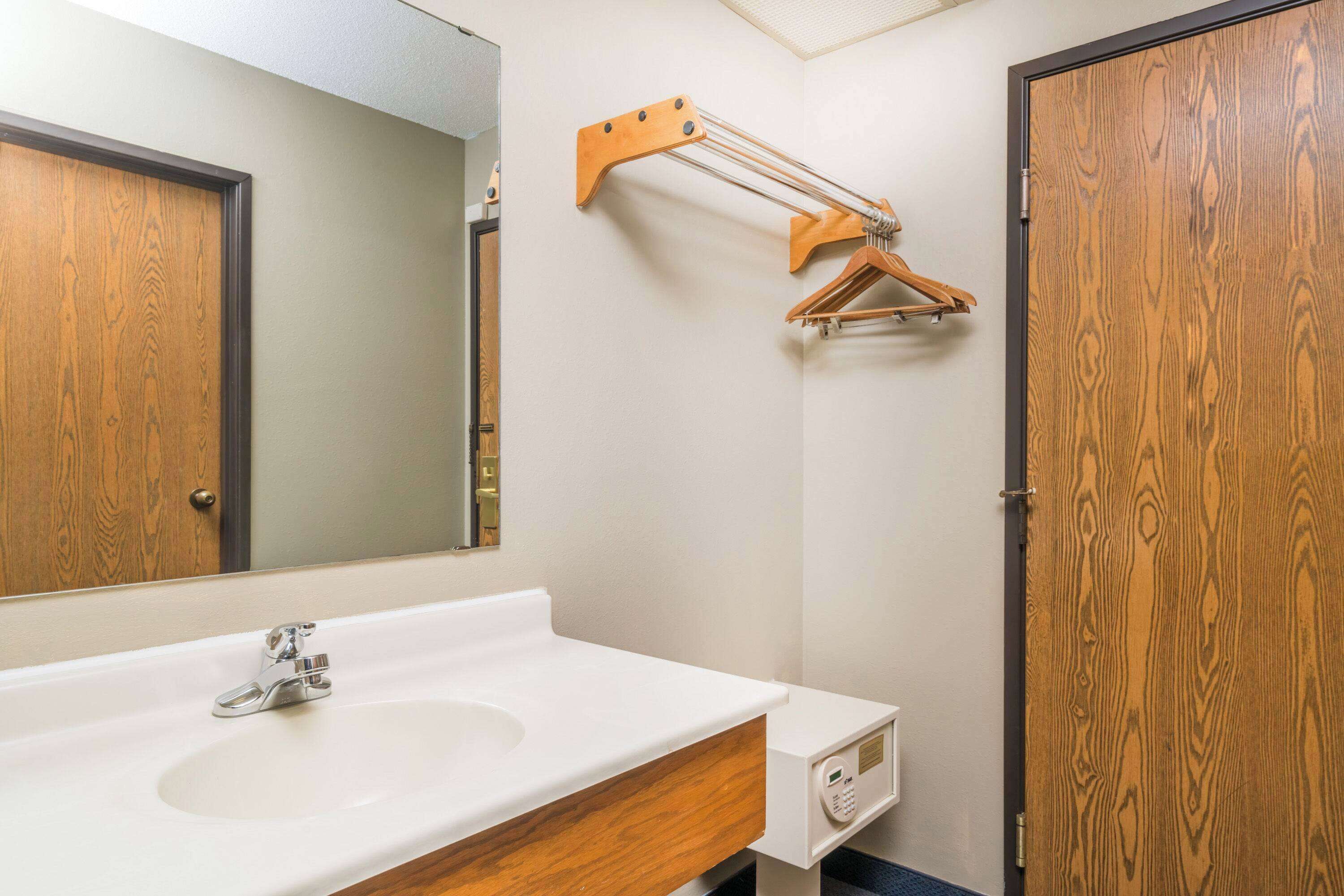 combined shower/bathtub, hair dryer, towels