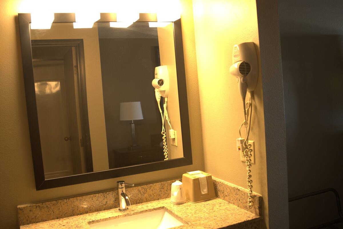 combined shower/bathtub, hair dryer, towels