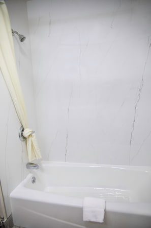 Quarto standard, 1 cama King, para não fumantes | Banheiro | Produtos de toalete grátis, secador de cabelo, toalhas de banho 