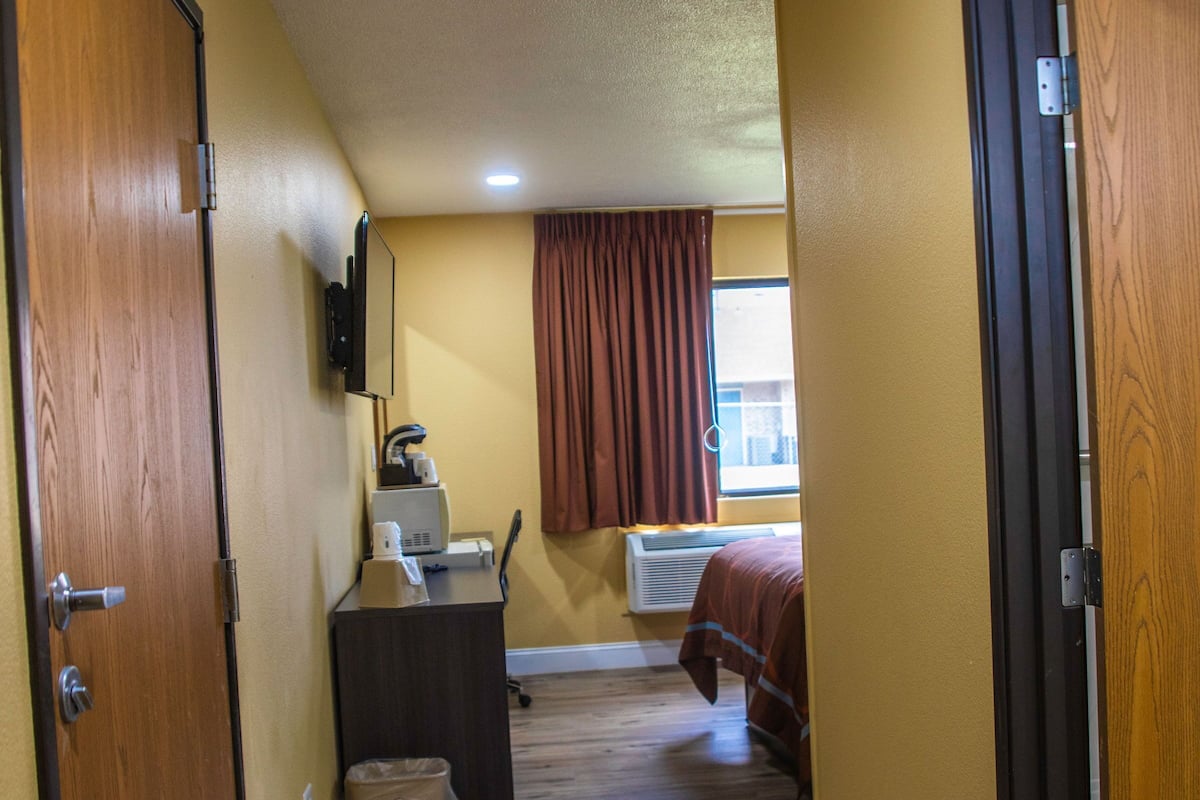 Desk, laptop workspace, blackout drapes, free cribs/infant beds