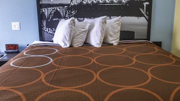 Escritorio, espacio para trabajar con laptop y cortinas blackout