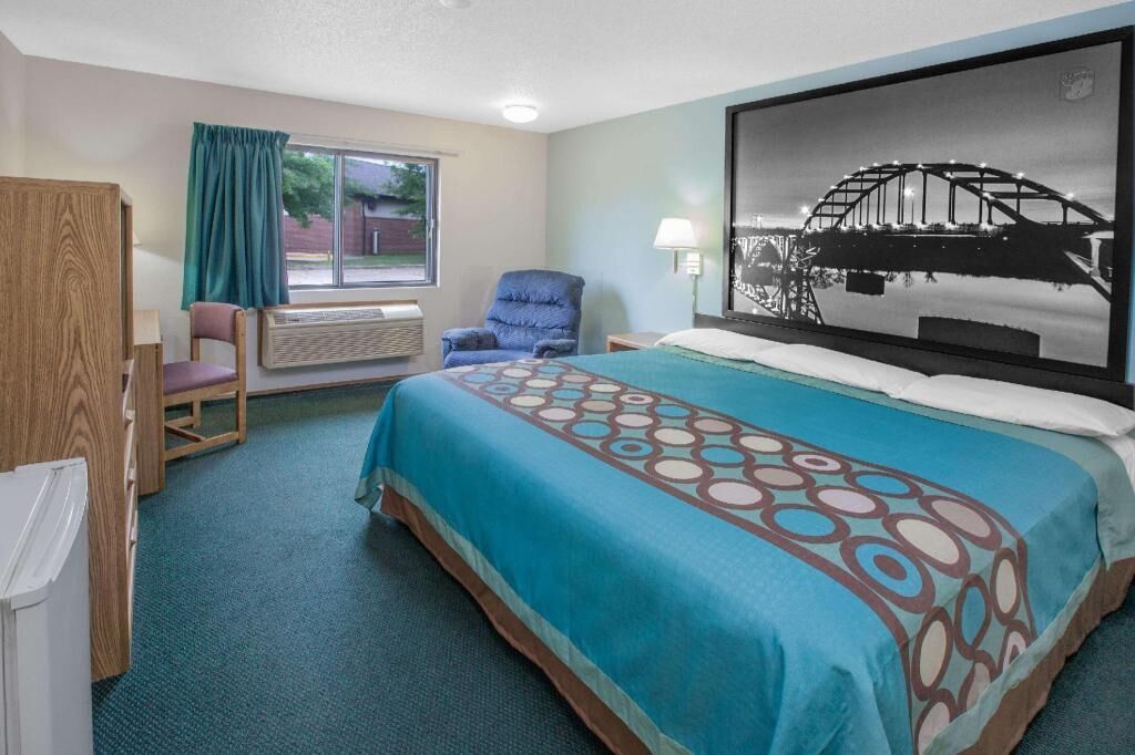 Desk, laptop workspace, blackout curtains, free cots/infant beds