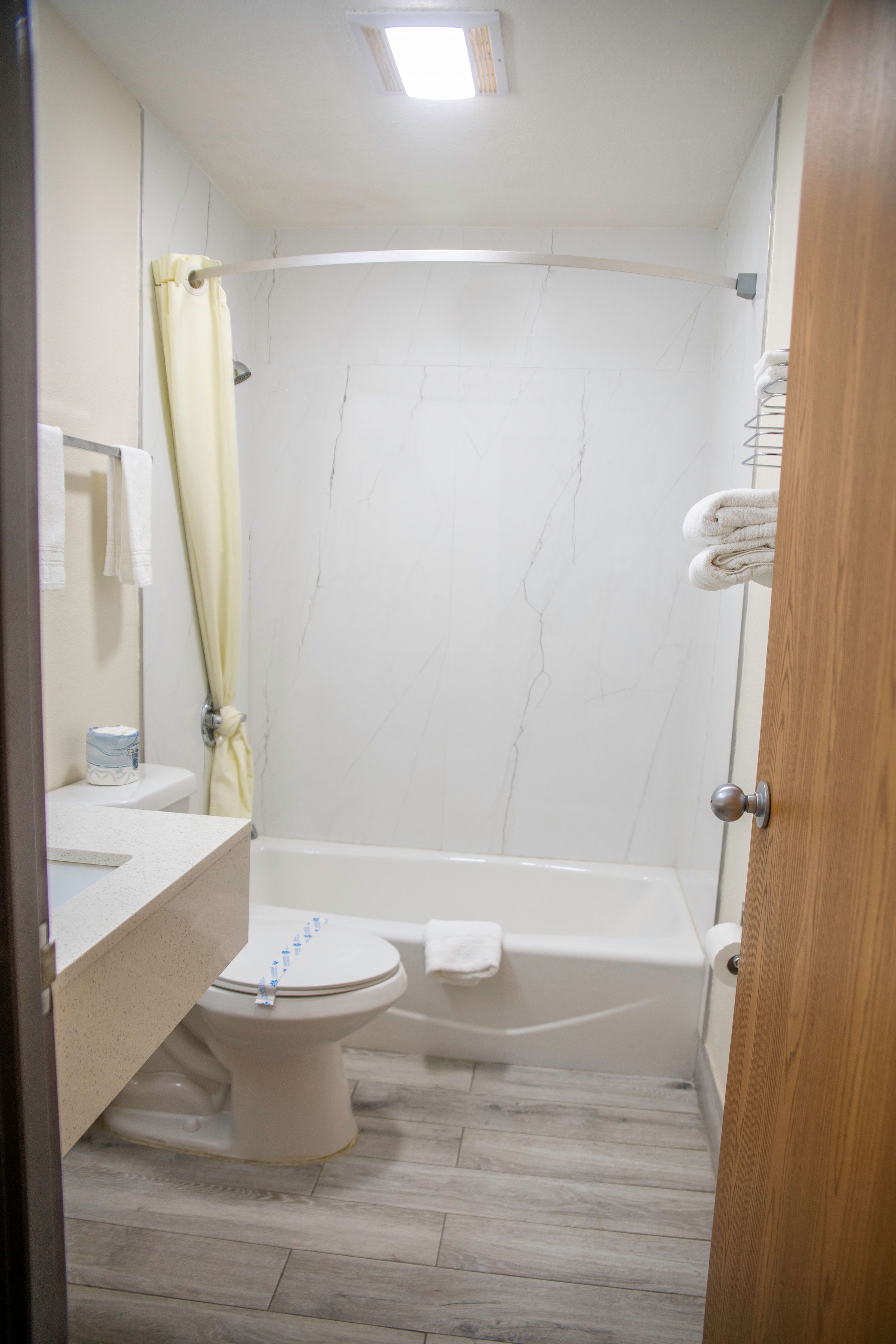 Habitación estándar, 1 cama Queen size, para no fumadores | Baño | Amenidades de baño gratuitas, secadora de cabello, toallas 