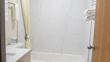 Habitación estándar, 1 cama Queen size, para no fumadores | Baño | Amenidades de baño gratuitas, secadora de cabello, toallas
