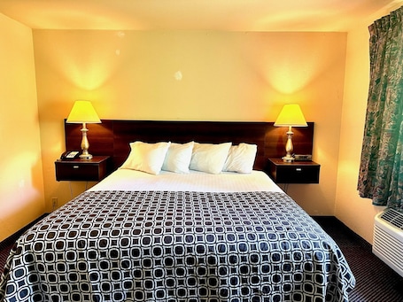 Tabla de planchar con plancha, wifi gratis y ropa de cama . Haven Inn & Suites