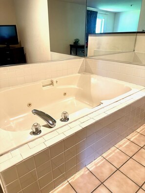 Honeymoon-Zimmer, 1 King-Bett | Bügeleisen/Bügelbrett, Zustellbetten, kostenloses WLAN, Bettwäsche