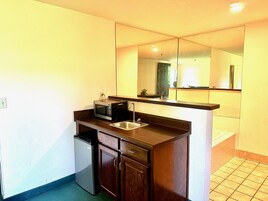 Standard Room, 1 King Bed | Soundproofing, iron/ironing board, free WiFi, bed sheets