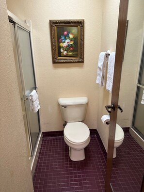 Dusj, toalettartikler (inkludert), hårføner og håndklær