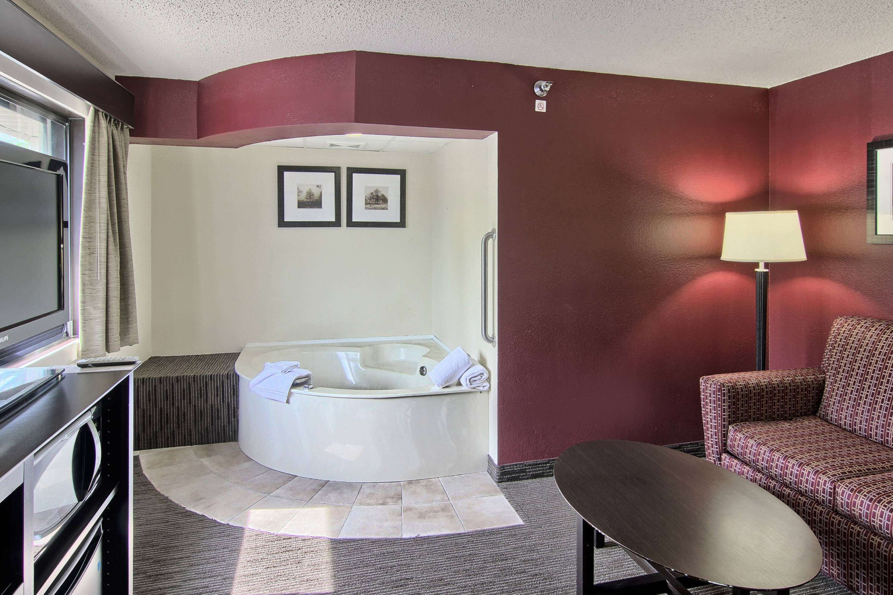 honeymoon suite, jetted tub | room amenity