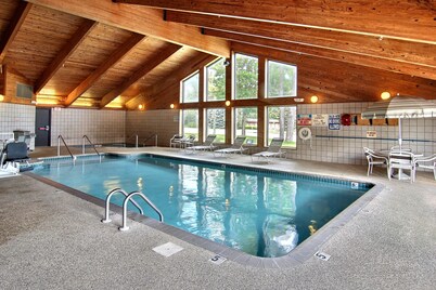 Blossom Hotel & Suites Traverse City