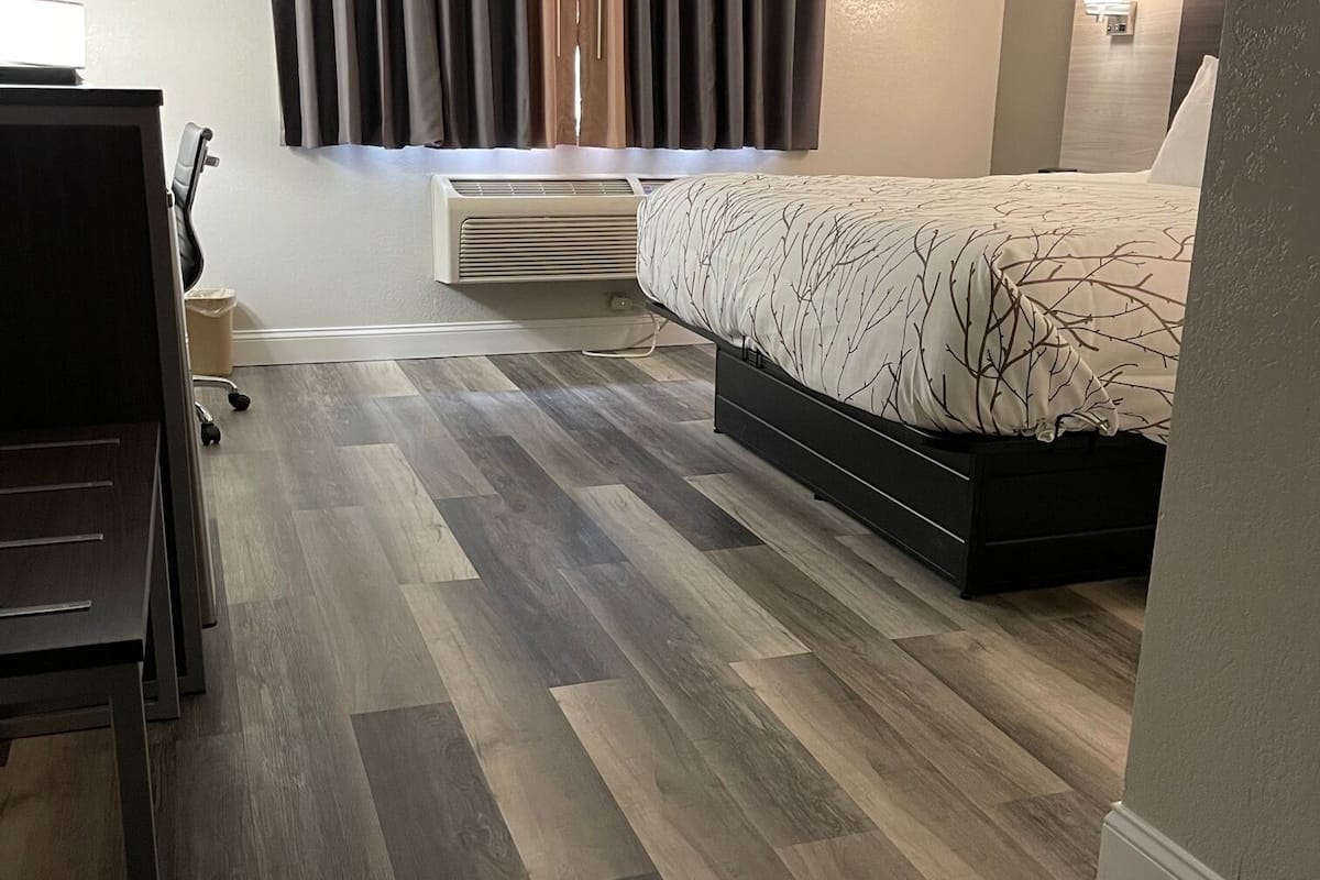 Standard Room, 1 King Bed, Handicap, Non Smoking
