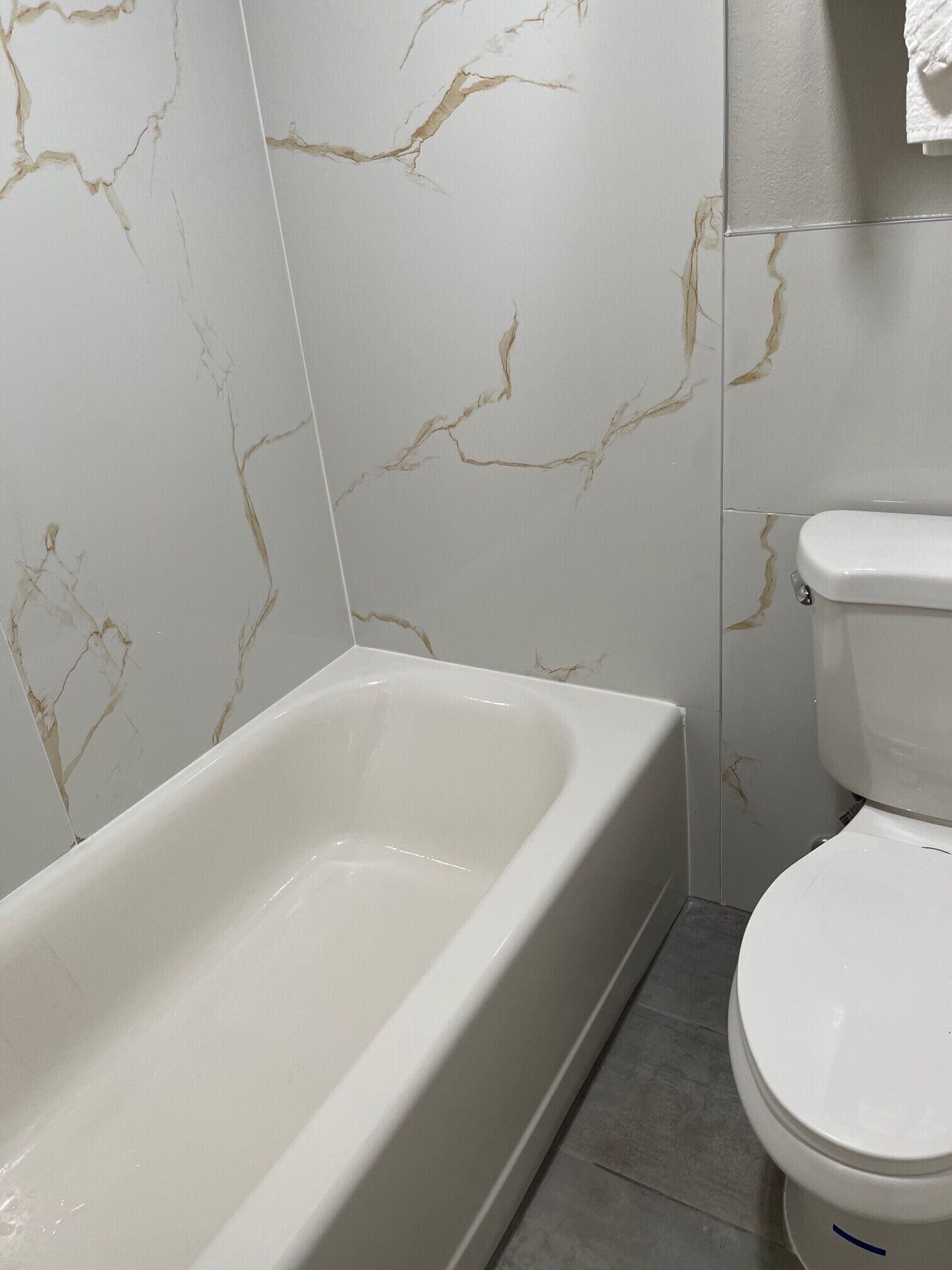 Un baño con bañera y retrete.