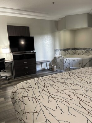Deluxe Suite, 1 King Bed, Whirl Pool, Patio, Non Smoking | Daunenbettdecken, Schreibtisch, Verdunkelungsvorhänge