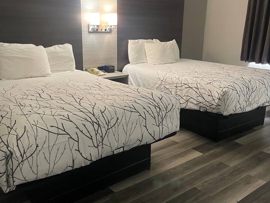 Escritorio, cortinas blackout y tabla de planchar con plancha